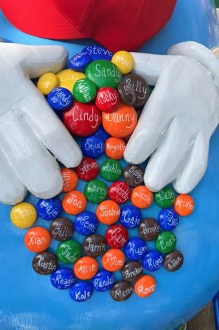 Mujer pidió que la enterraran en ataúd con forma de M&M’s