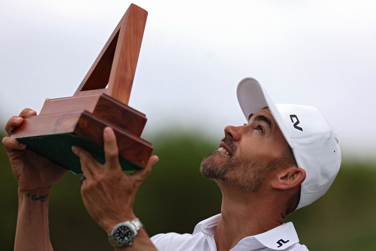 SOUTHAMPTON, BERMUDA - NOVEMBER 12: Camilo Villegas of Colombia celebrates looks skyward with the trophy after winning the Butterfield Bermuda Championship at Port Royal Golf Course on November 12, 2023 in Southampton, Bermuda. Marianna Massey/Getty Images/AFP (Photo by Marianna Massey / GETTY IMAGES NORTH AMERICA / Getty Images via AFP)