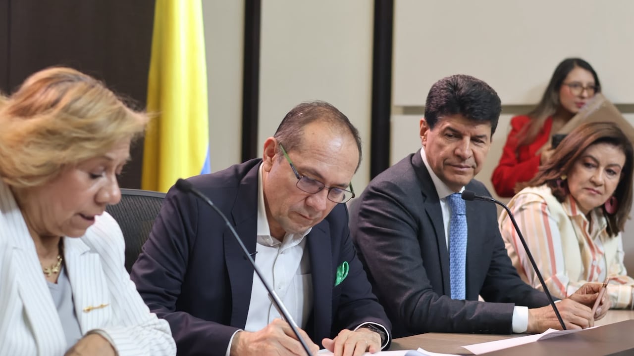Antonio Sanguino, ministro del Trabajo, en la radicación de proyectos de ley laborales.