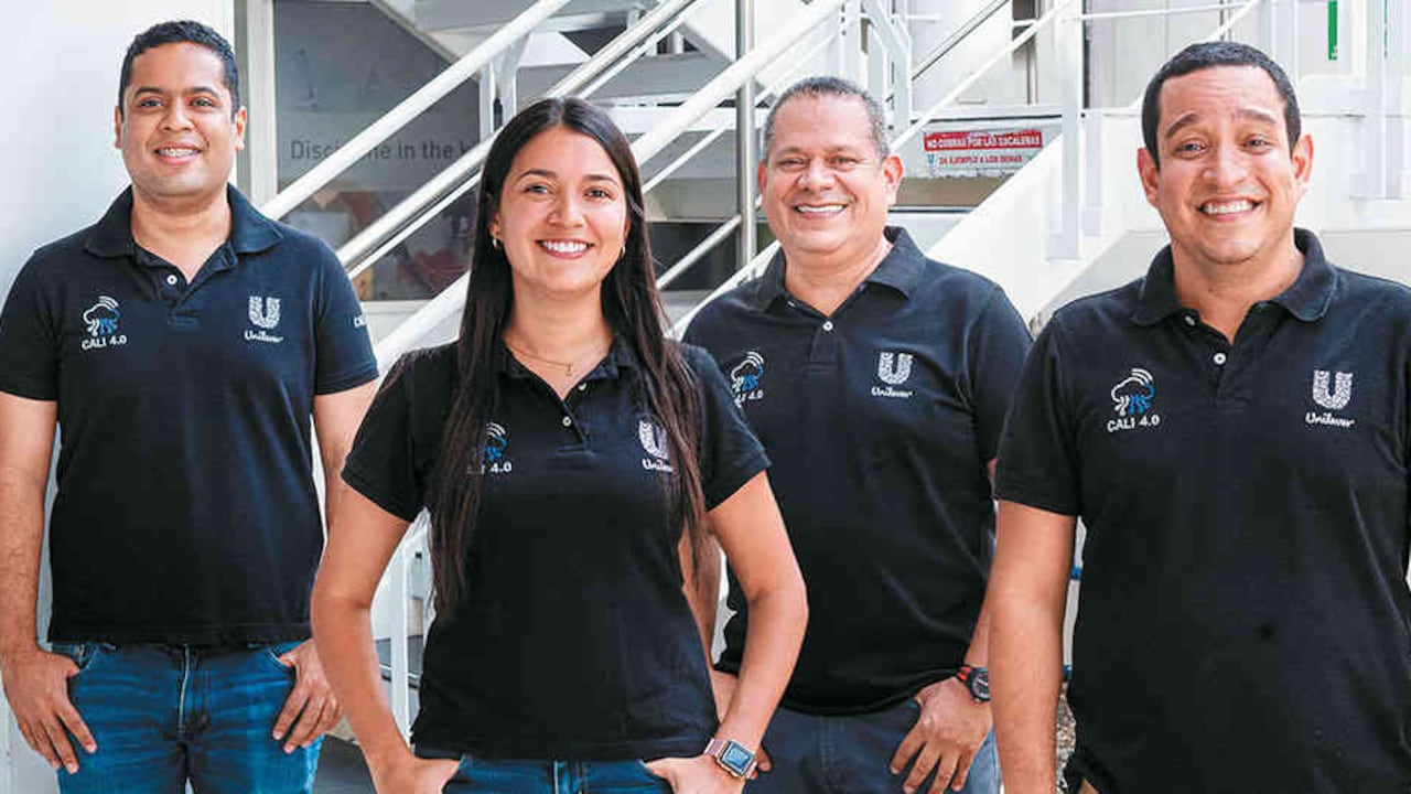 Ellos son algunos de los miembros del grupo de la planta de alimentos de Unilever que lograron las transformación digital y se convirtieron en los de mostrar en la región. De izquierda a derecha: Carlos Julio Ramírez, coordinador de mantenimiento; Carolina Franco, líder de Excelencia en la Manufactura; Alexander Palacios, gerente de la planta de Alimentos de Unilever en Cali, y Antonio Rodríguez, gerente de Manufactura.
