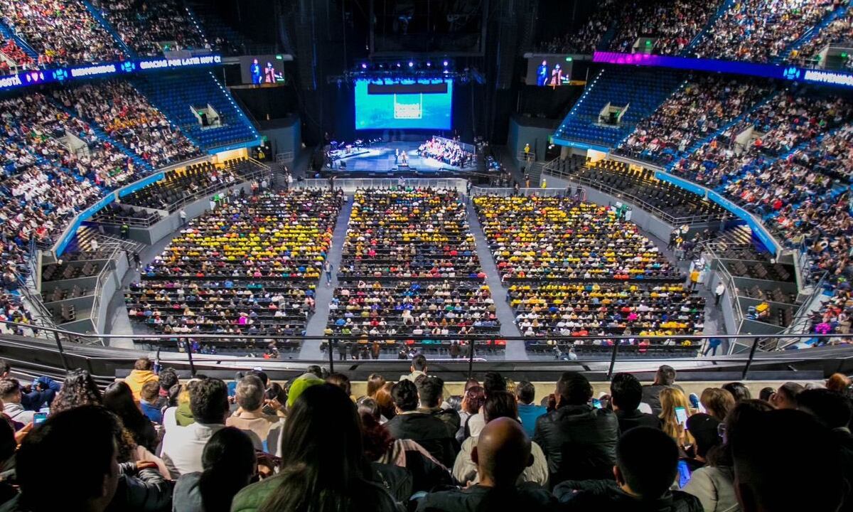 Alcaldesa de Bogotá rinde cuenta de su gestión ante un Movistar Arena lleno de asistentes.