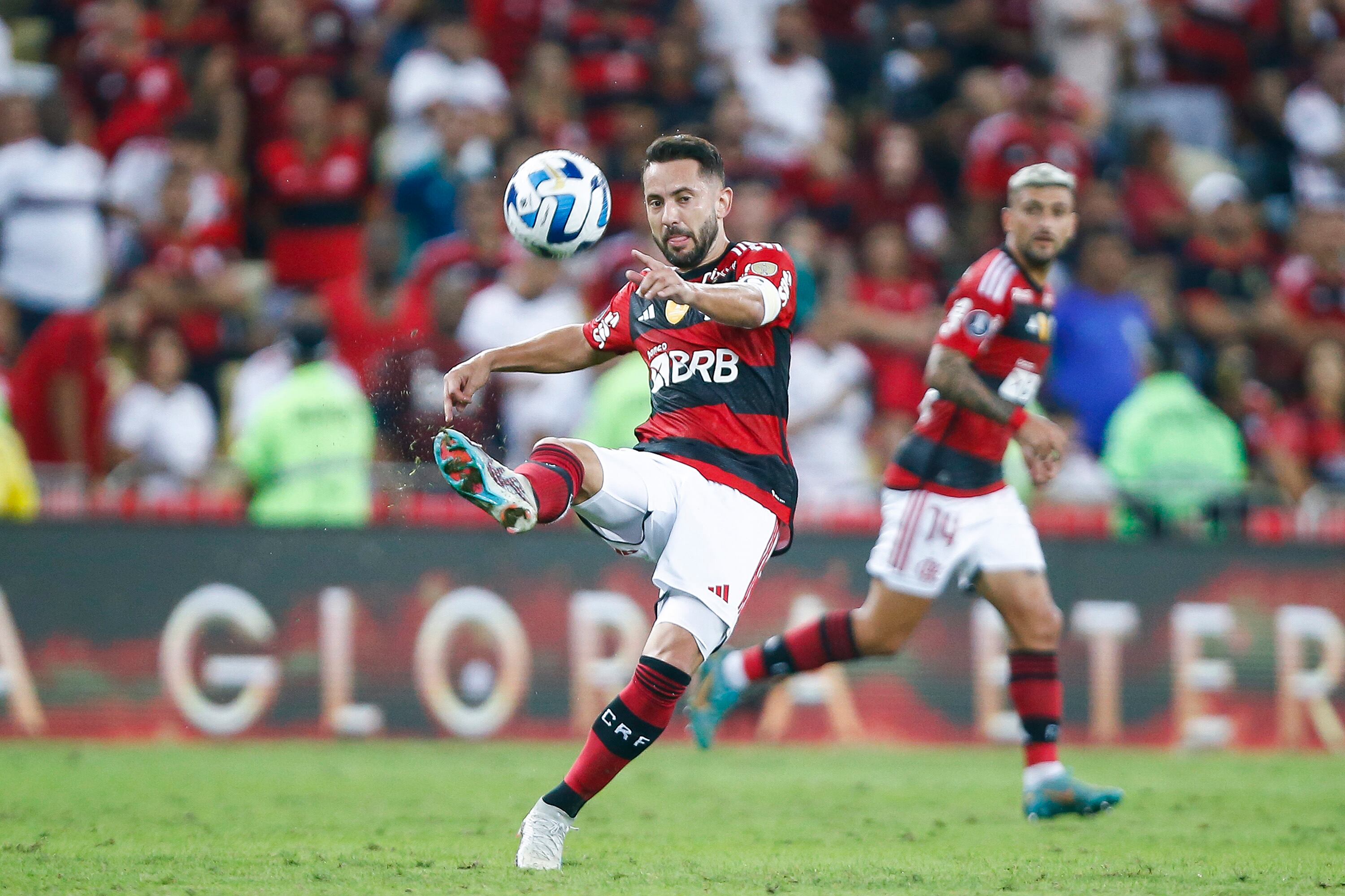 RIO DE JANEIRO, BRAZIL - AUGUST 03: Everton Ribeiro of Flamengo kicks the ball during the Copa CONMEBOL Libertadores round of 16 first leg match between Flamengo and Olimpia at Maracana Stadium on August 03, 2023 in Rio de Janeiro, Brazil. (Photo by Wagner Meier/Getty Images)