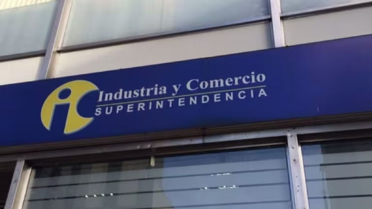 Contraloría advierte riesgos en conectividad por situación financiera de TV Azteca