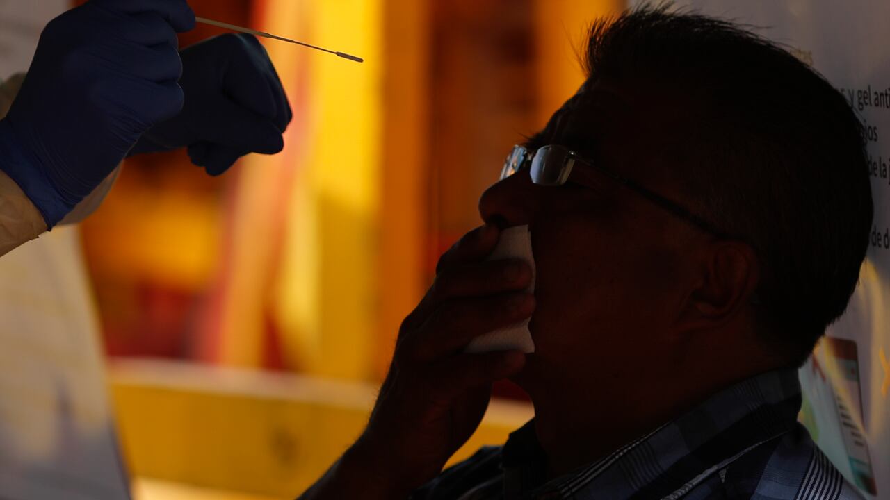 Un médico se prepara para tomar un hisopo nasal para una prueba de COVID-19, a bordo de una trajinera en el distrito de Xochimilco de la Ciudad de México, el jueves 10 de septiembre de 2020. (AP Photo / Rebecca Blackwell).