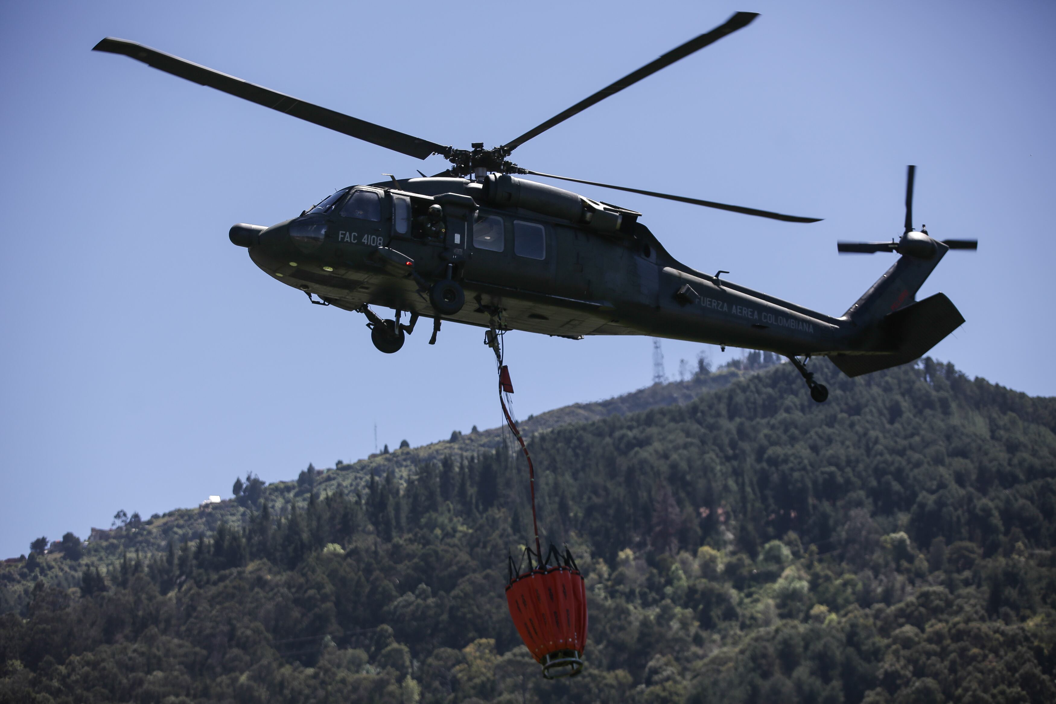 El Bambi Bucket es el sistema con el que se dota a los helicópteros de la Fuerza Áerea para poder ayudar a apagar incendios.