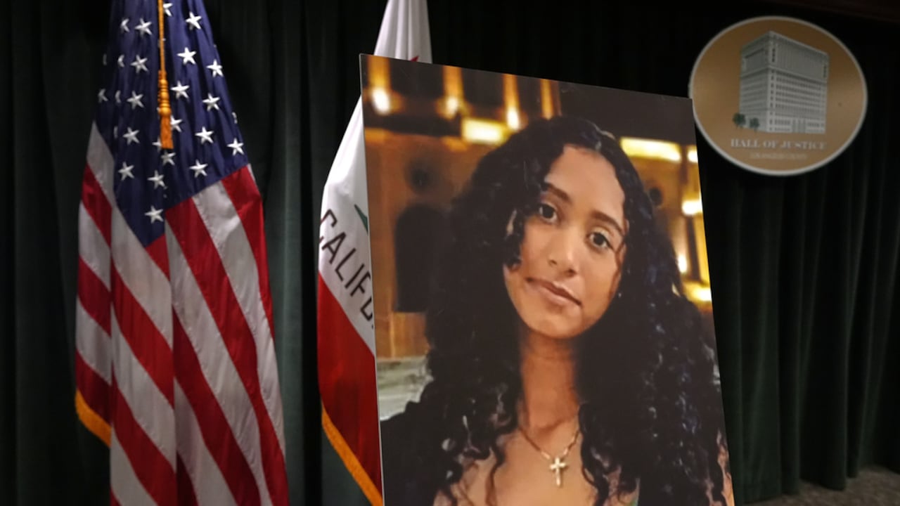 Una foto de Celeste Rivas Hernandez se exhibe el lunes 20 de abril de 2026 en Los Ángeles, durante una conferencia de prensa sobre el caso del cantante D4vd, quien fue acusado bajo sospecha de asesinar a la menor de 14 años cuyo cuerpo desmembrado fue encontrado en su automóvil. (Foto AP/Damian Dovarganes)