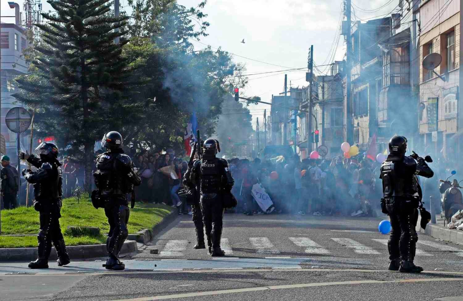 Así mismo, alrededor de 30 personas encapuchadas participaron de la protesta, y otros varios arremetieron en contra de instalaciones como las del Banco de Occidente.