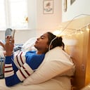 Por qué no debe cargar el teléfono en la habitación