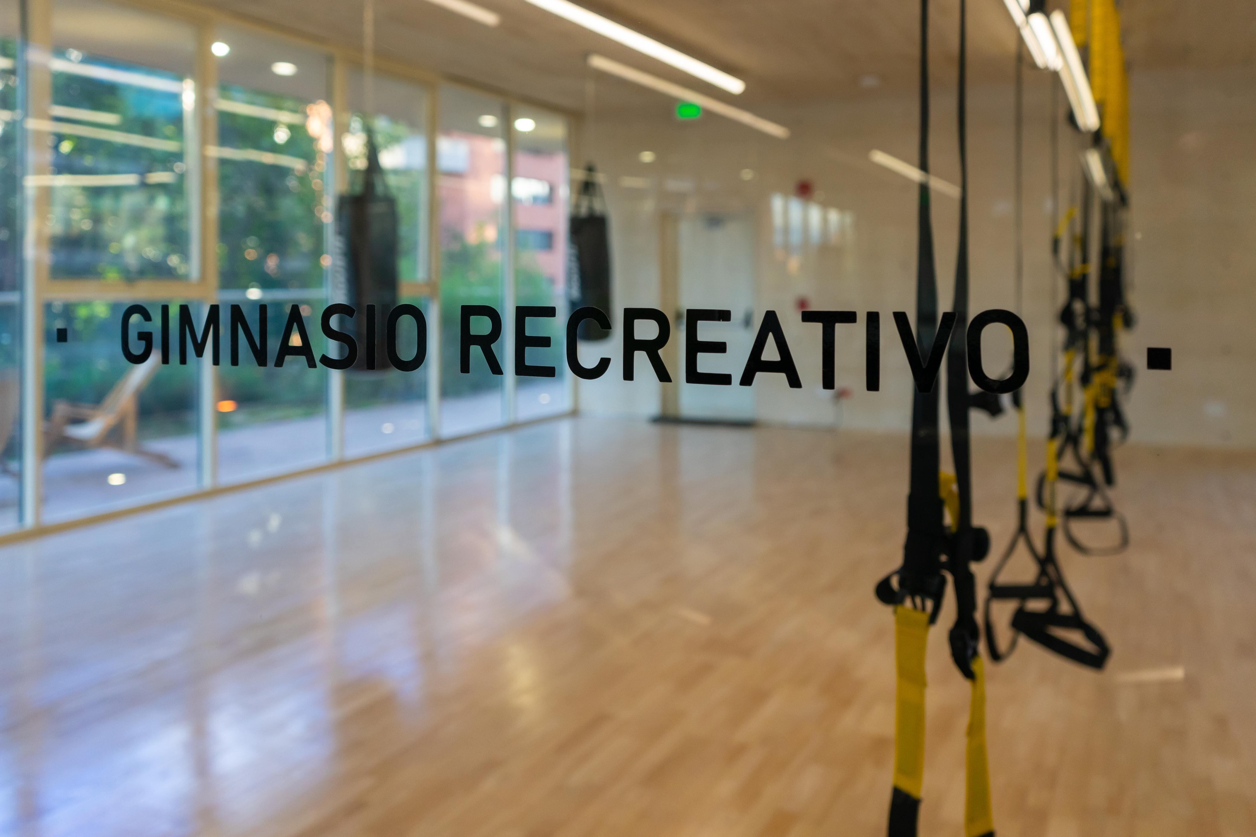 El CEFE de Chapinero cuenta con múltiples escenarios, y uno de ellos es el gimnasio recreativo.