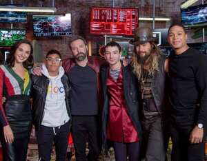 El Mindo y el elenco de La Liga de la Justicia.