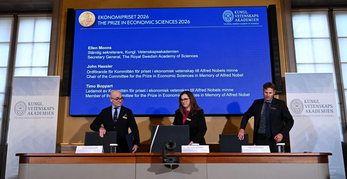 La secretaria general de la Real Academia Sueca de Ciencias, Ellen Moons (C), el presidente del Comité del Premio, John Hassler (I), y el miembro del Comité del Premio y experto, Timo Boppart, llegan para el anuncio de los ganadores.