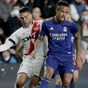 Falcao disputa un balón con Eder Militao, en el último partido entre Rayo y Real Madrid en Vallecas (2-1)