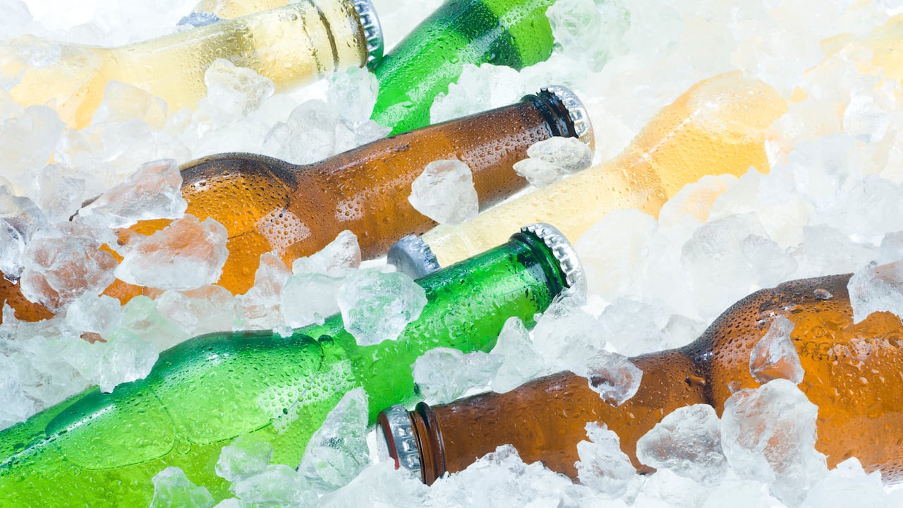 Cuántos minutos debes dejar la cerveza en el congelador para que esté perfecta (y no explote), según las matemáticas.