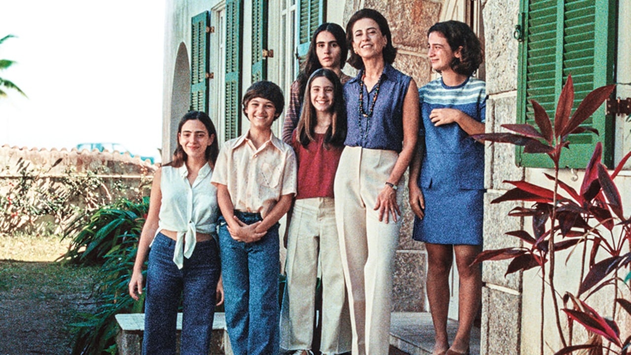 La película proyecta una familia en lo luminoso, lo musical, y en lo oscuro y lo que nace desde un denso vacío. Además, Fernanda Montenegro y Fernanda Torres, madre e hija, interpretan el mismo personaje.