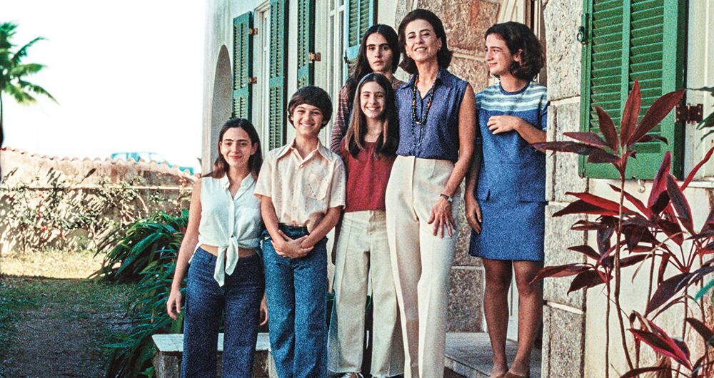 La película proyecta una familia en lo luminoso, lo musical, y en lo oscuro y lo que nace desde un denso vacío. Además, Fernanda Montenegro y Fernanda Torres, madre e hija, interpretan el mismo personaje.