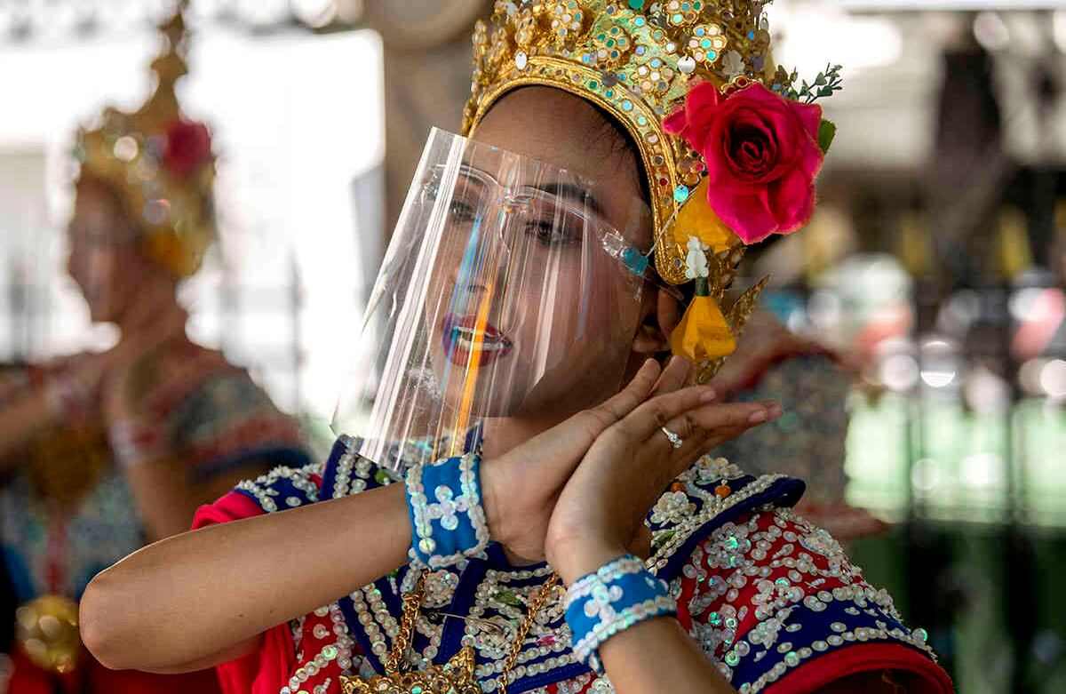 Esta bailarina clásica tailandesa actúa en el santuario de Erawan, en Bangkok, Tailandia. Imagen del 28 de mayo. El gobierno tailandés continúa reduciendo las restricciones impuestas en la capital y otros lugares para combatir la propagación del coronavirus. Foto: Sakchai Lalit/ AP