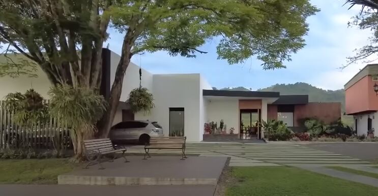 Así luce la casa de Jhonny Rivera en Pereira.