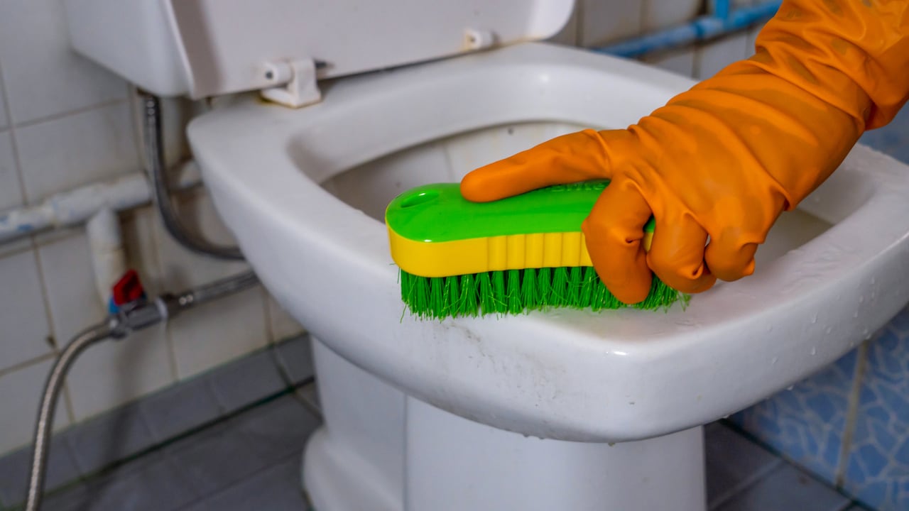 Esta poderosa mezcla promete acabar con la suciedad y el sarro del inodoro