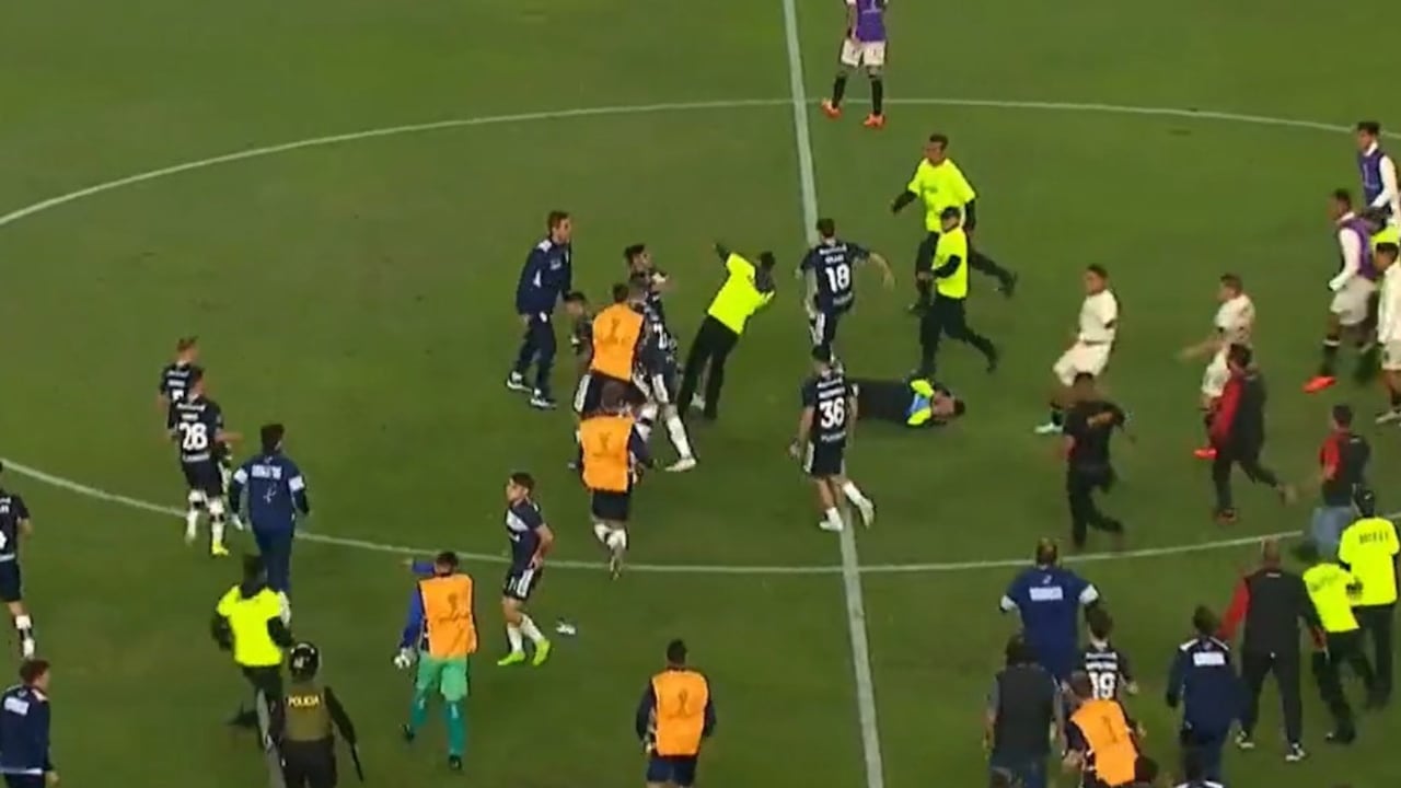 La batalla campal se dio en el estadio Monumental Marathon de Lima.