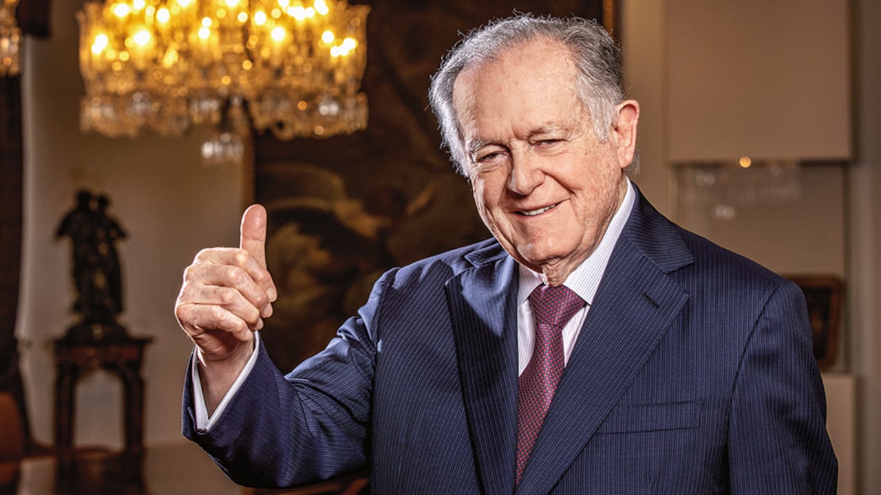 Aunque como él señala, se retirará a “sus cuarteles de invierno”, seguirá pendiente del desarrollo de la organización que construyó y espera que su guía y consejo sean útiles, especialmente “en un momento como el que está experimentando Colombia en la actualidad”.