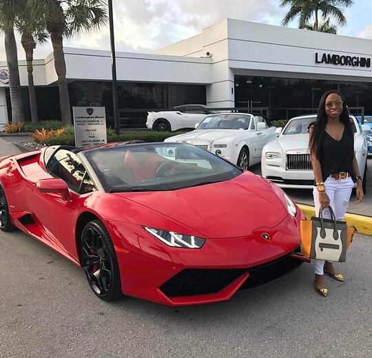 Jenny Ambuila, hija del funcionario de la Dian, con su Lamborghini