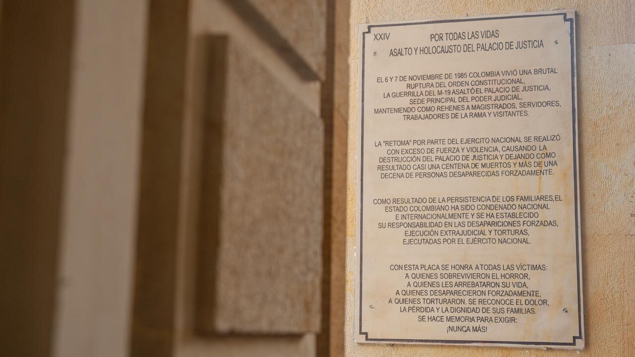 Este viernes se presentó la nueva placa conmemorativa del Palacio de Justicia.