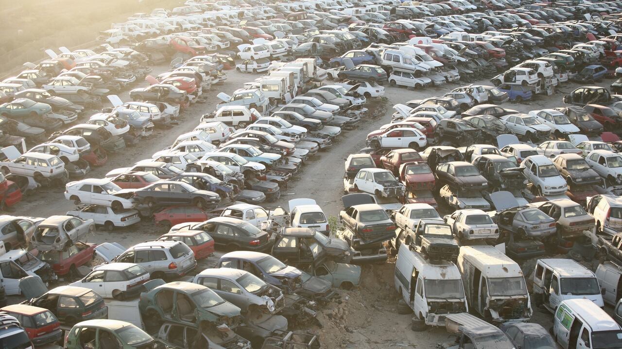 La escasez de algunas marcas de vehículos nuevos durante y los altos precios han impulsado la compra de carros de salvamento (referencia).