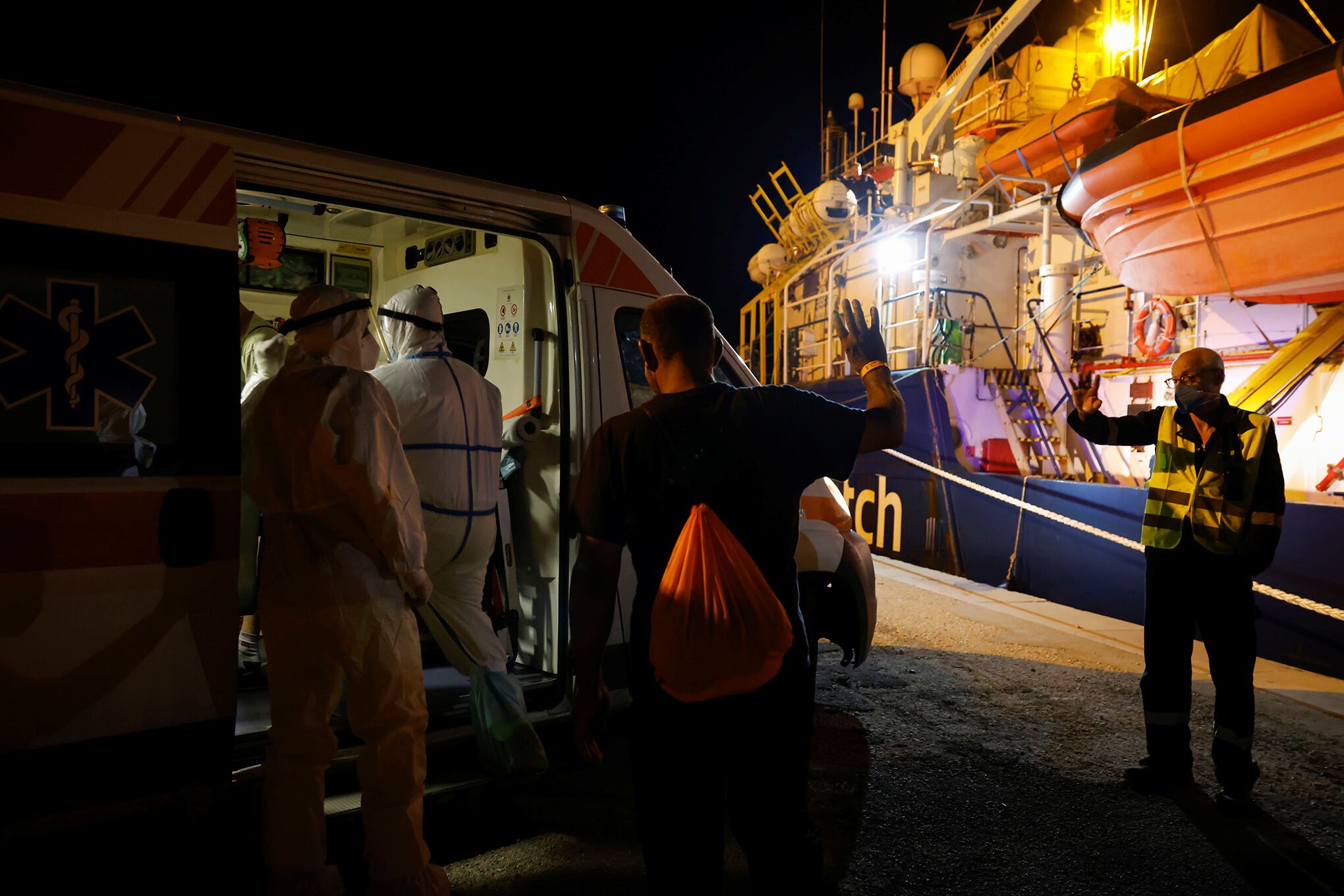 Último grupo de migrantes rescatados desembarque de la nave de rescate migrante Wee-Watch 3 en Sicilia