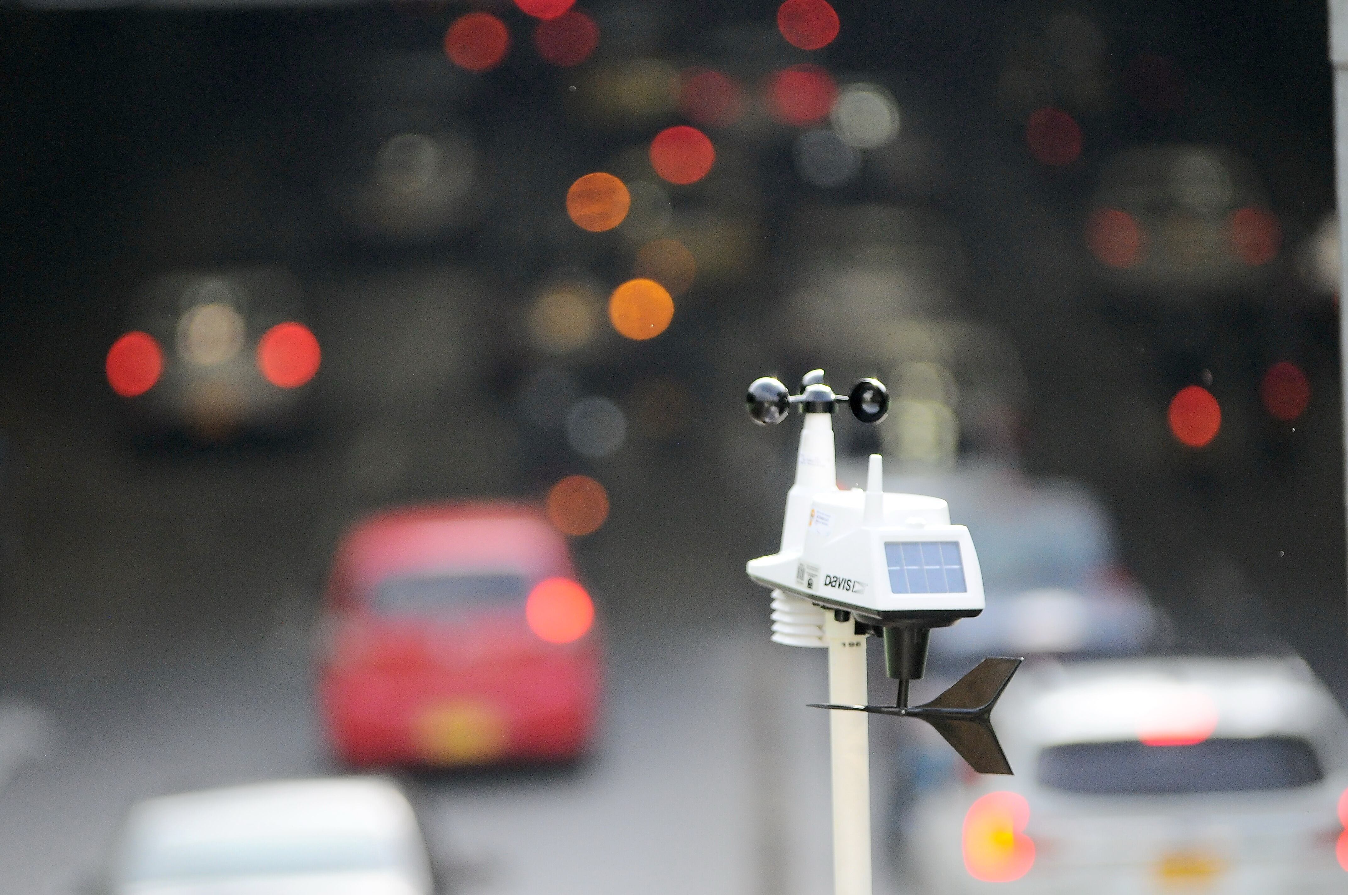 Cali: Medición de ruido ambiental por parte del Dagma en  tres puntos sobre el túnel mundialista con el fin de detectar los grados de contaminación a que están expuestos los caleños, entre otros objetivos de la medición. Foto José L Guzmán. El País, junio 15-23