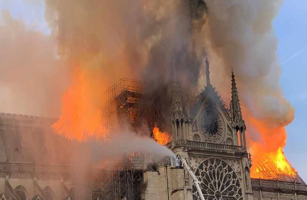 Aún no se sabe qué produjo el incendio que ya ha consumido varios metros cuadrados de la icónica catedral de París. FOTO: Patrick ANIDJAR / AFP