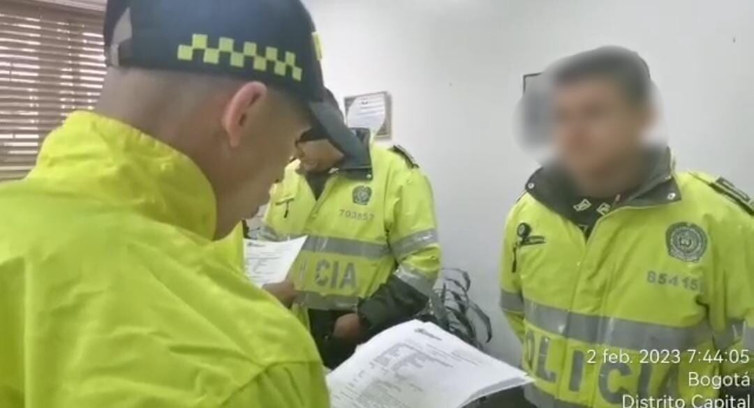Momento en el que son capturados cuatro policías en Bogotá por presuntos hechos de corrupción.