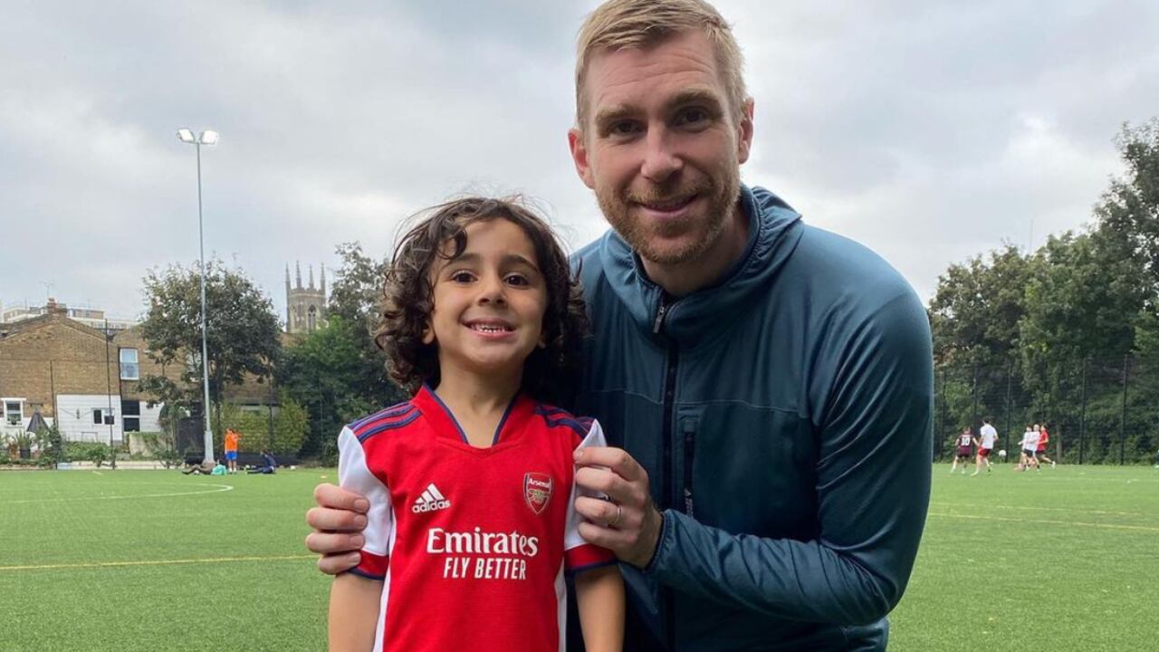 Zayn Ali Salman posa junto a Per Mertesacker, mánager de la academia del Arsenal