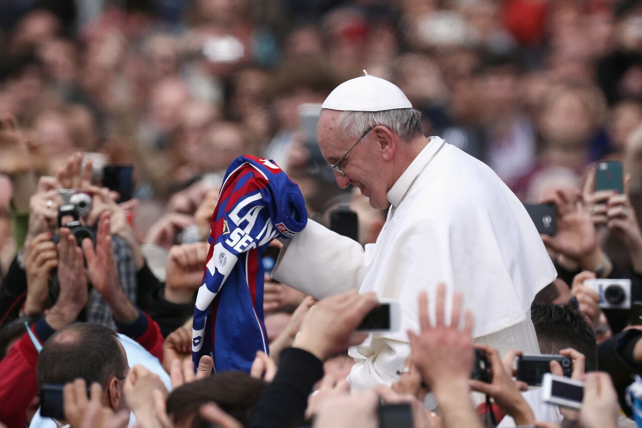 VATICAN CITY, VATICAN - MARCH 31: Pope Francis is given a San Lorenzo's shirt, the Buenos Aires football team as he greets the faithful prior to his first 'Urbi et Orbi' blessing from the balcony of St. Peter's Basilica during Easter Mass on March 31, 2013 in Vatican City, Vatican. Pope Francis delivered his message to the gathered faithful from the central balcony of St. Peter's Basilica in St. Peter's Square after his first Holy week as Pontiff. (Photo by Dan Kitwood/Getty Images)