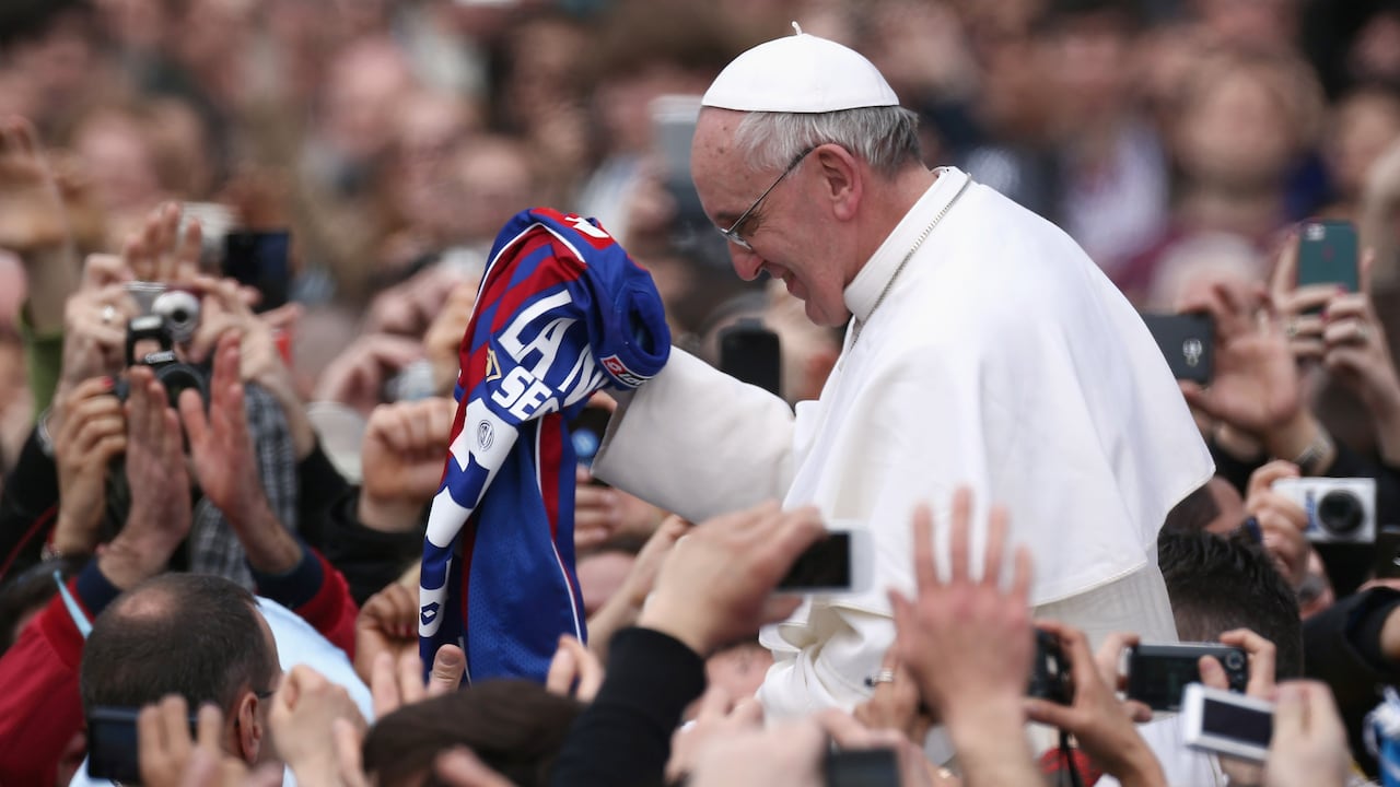 El Papa Francisco con la camiseta de San Lorenzo en el año 2013