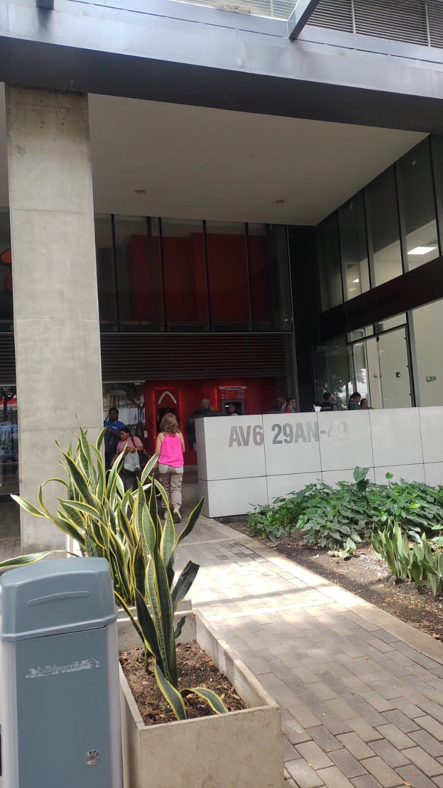 Delincuentes armados roban a cliente que salía de un banco en el norte de Cali.