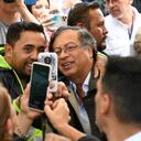 Colombian left-wing presidential candidate Gustavo Petro (R) poses for a picture with a suppporter as he arrives at a polling station during the presidential runoff election in Bogota, on June 19, 2022. - Colombians vote for a new president in an election filled with uncertainty, as former guerrilla Gustavo Petro and millionaire businessman Rodolfo Hernandez vie for power in a country saddled with widespread poverty, violence and other woes. (Photo by Daniel MUNOZ / AFP)