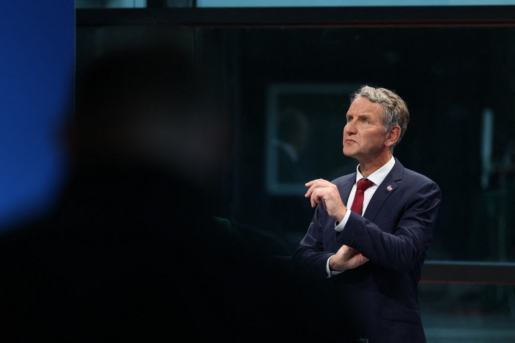 El principal candidato del partido de extrema derecha Alternativa para Alemania (AfD) para las elecciones regionales en el estado de Turingia, Bjoern Hoecke, observa durante un debate televisivo en el Parlamento del Estado de Turingia en Erfurt, Alemania oriental, el 1 de septiembre de 2024, durante la Día de las elecciones regionales en Turingia. (Foto de JOERG CARSTENSEN / AFP)