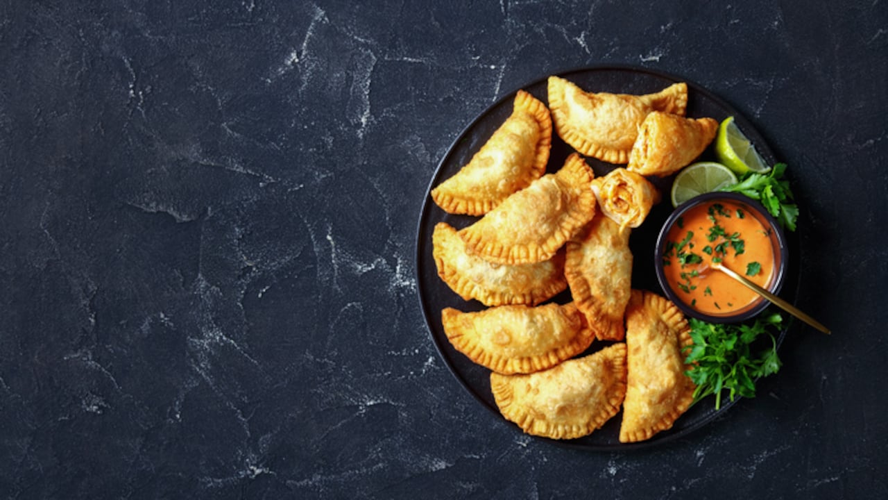 Si una empanada de carne al horno tiene en promedio 260 calorías; frita supera las 350 calorías,