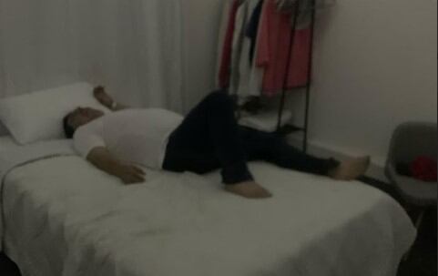 La víctima es una profesora del mismo colegio en el municipio de Montañita, Caquetá. La Fiscalía investiga y la Gobernación no responde.