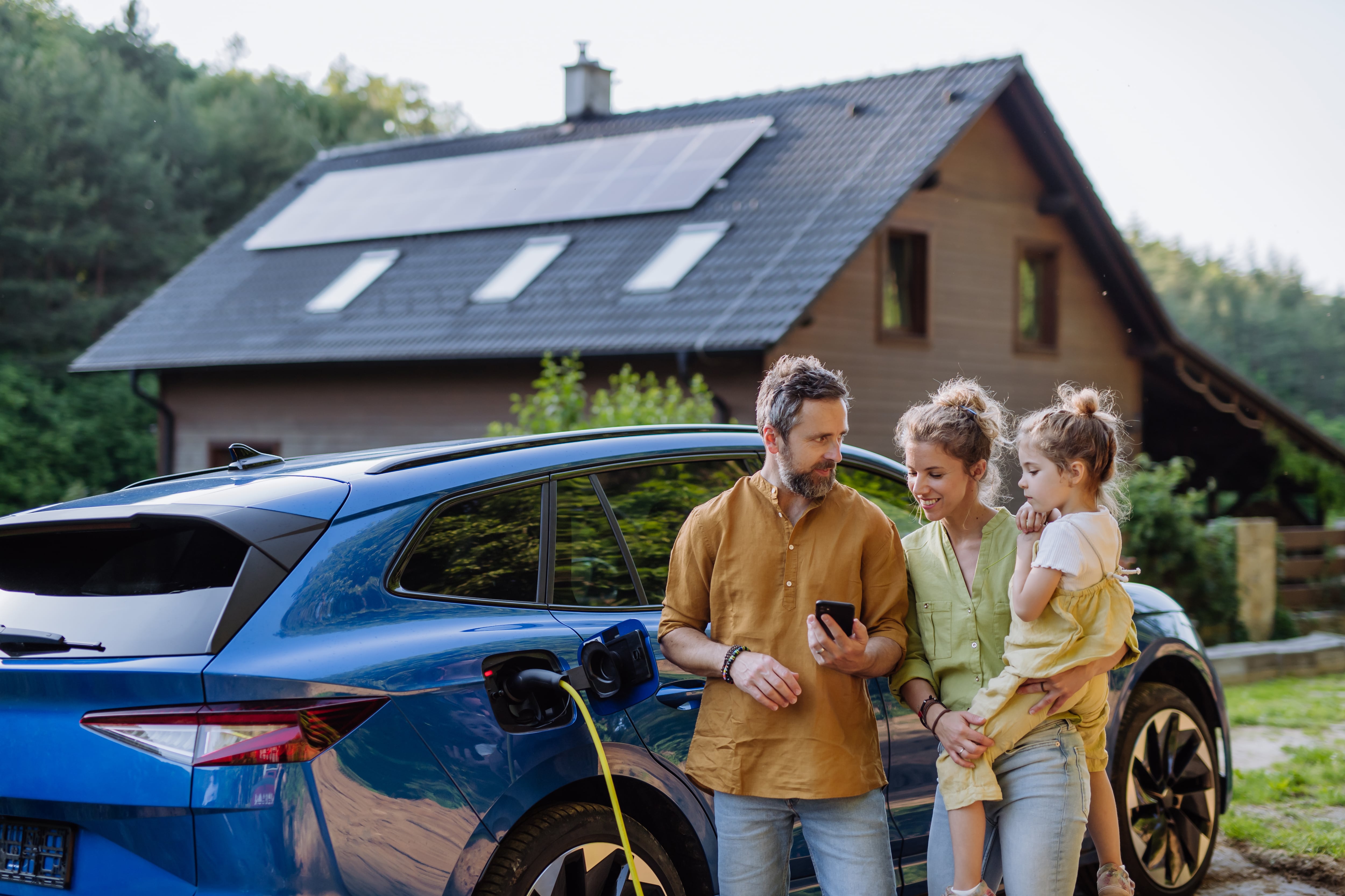 La autonomía, el espacio interior y la velocidad de carga son algunos de los aspectos clave al elegir un vehículo eléctrico para la familia.