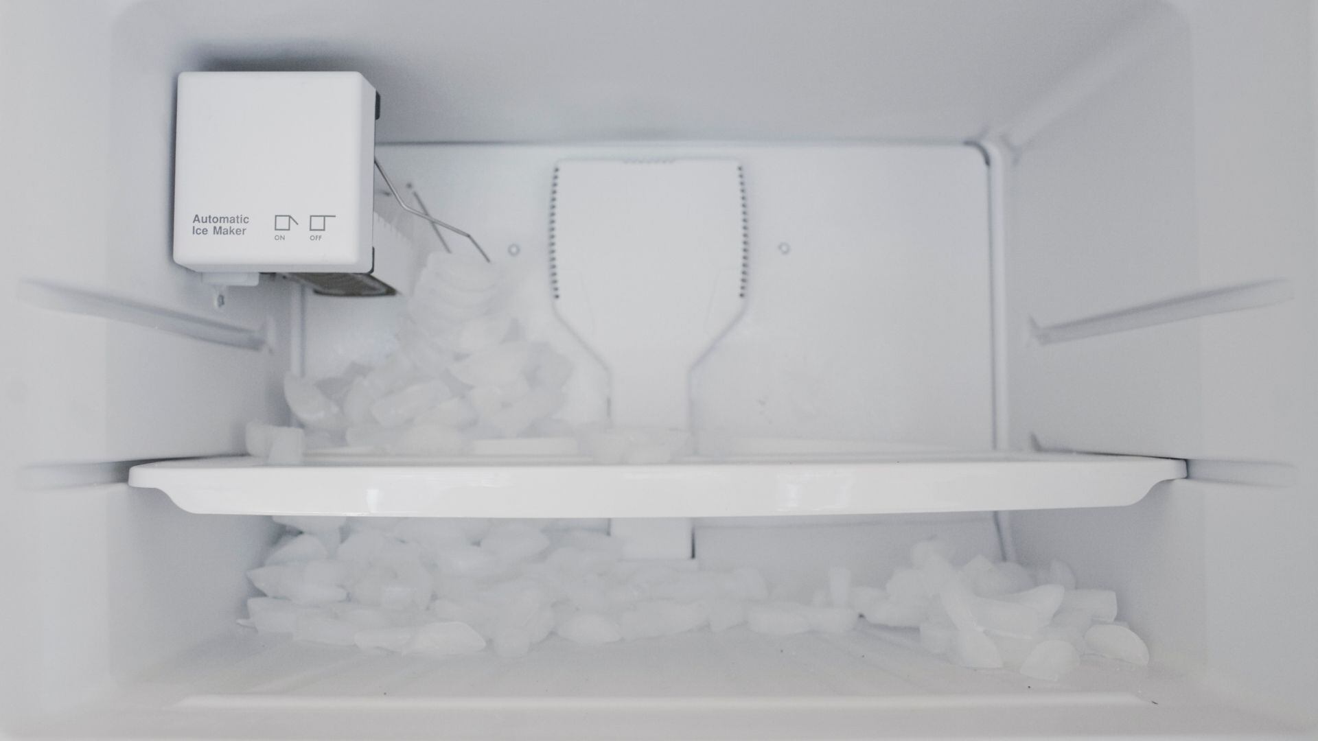 El hielo de la nevera puede evitar que el frío circule correctamente.