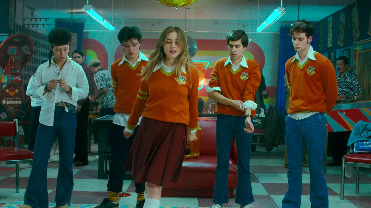 La primera vez tiene como protagonistas a Mateo García, Brandon Figueredo, Francisca Estevez, Emmanuel Restrepo y Julian Cerati / Foto: Cortesía Netflix/Netflix © 2022