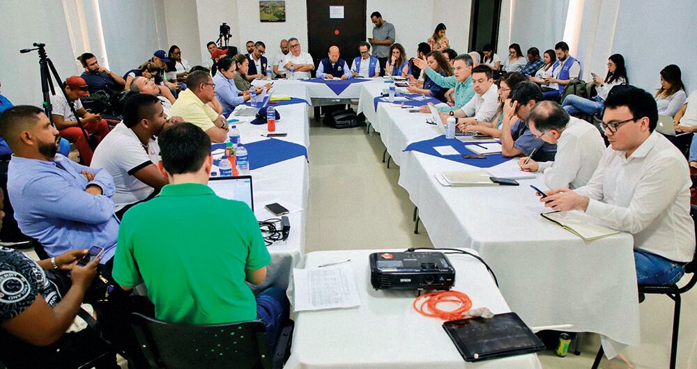   En chats que circulan en la zona, son claras las advertencias: o se unen al paro o se atienen a las consecuencias. Sorprende la solicitud de derogación del decreto que ordena la destrucción de maquinaria amarilla para explotar oro.