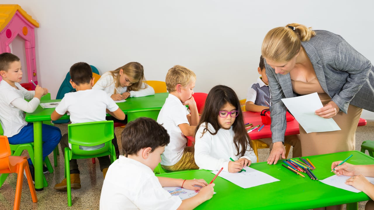 Estudiantes de colegios públicos en Colombia se preparan para finalizar el calendario académico 2025 y dar inicio a su esperado descanso de fin de año.