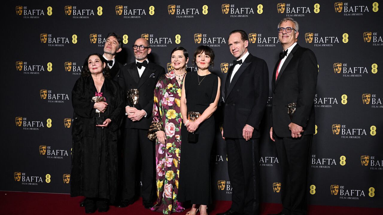 El director británico-alemán Edward Berger (3L), la actriz italiana Isabella Rossellini (4L) y el actor británico Ralph Fiennes (2R) posan con el premio a la Mejor Película por "Conclave" durante la ceremonia de los Premios de Cine de la Academia Británica (BAFTA) en el Royal Festival Hall, Southbank Centre, en Londres, el 16 de febrero de 2025. (Foto de JUSTIN TALLIS / AFP)
