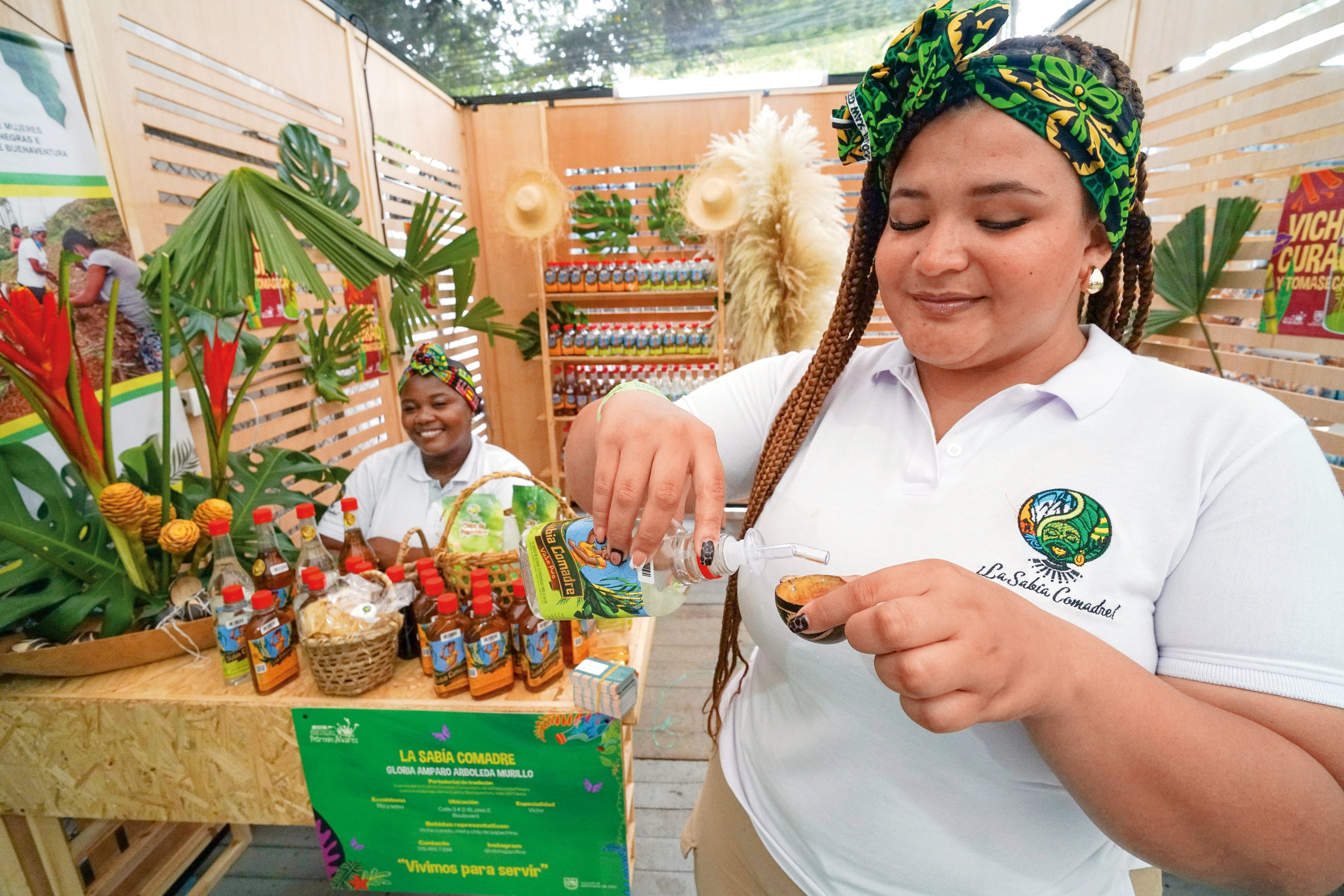 En una región donde las oportunidades económicas son escasas, el viche se ha convertido en un verdadero pilar para las comunidades afro del Pacífico.