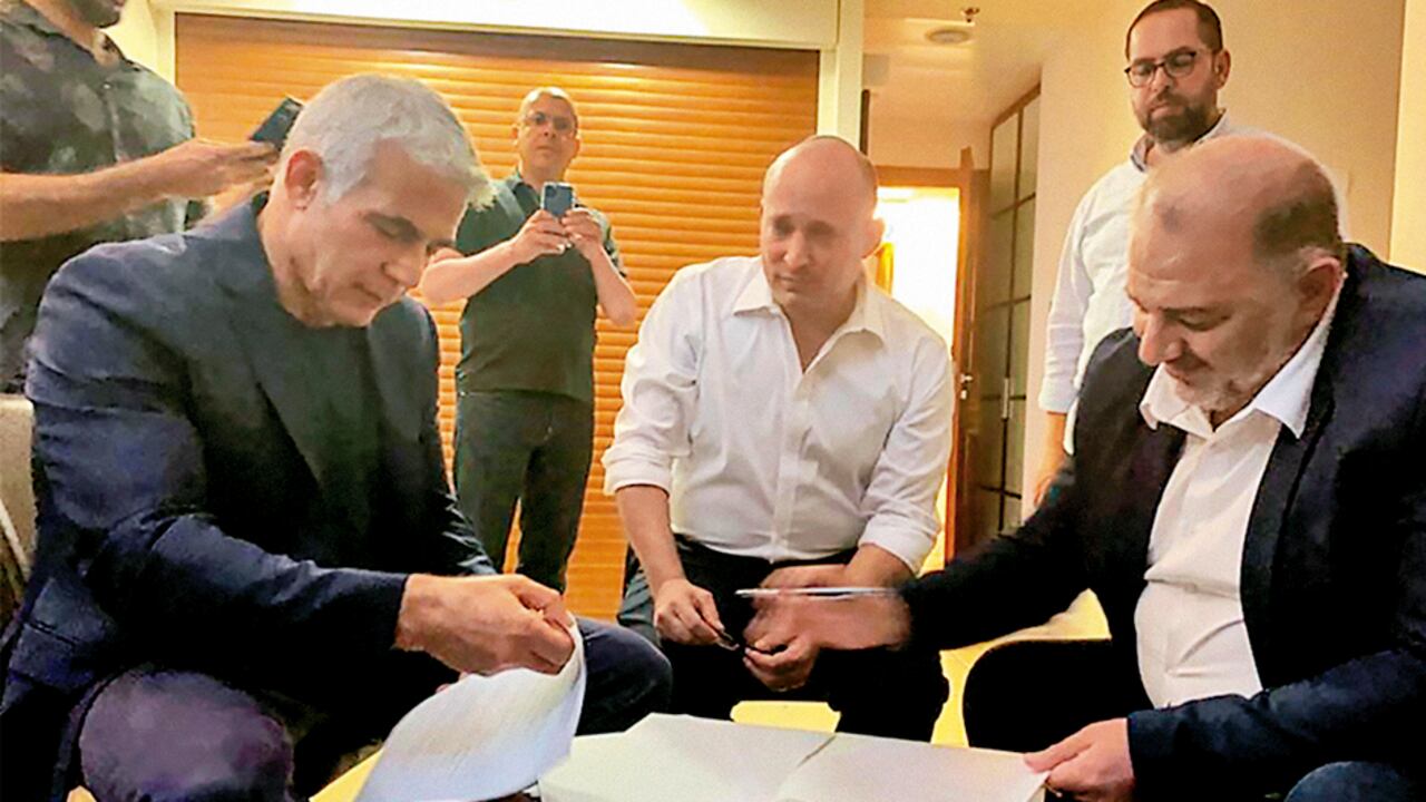 De izquierda a derecha, Yair Lapid, Naftali Bennett y Mansour Abbas. Ellos firmaron el acuerdo de coalición para formar Gobierno, lo que podría significar el comienzo de una nueva era en Israel.