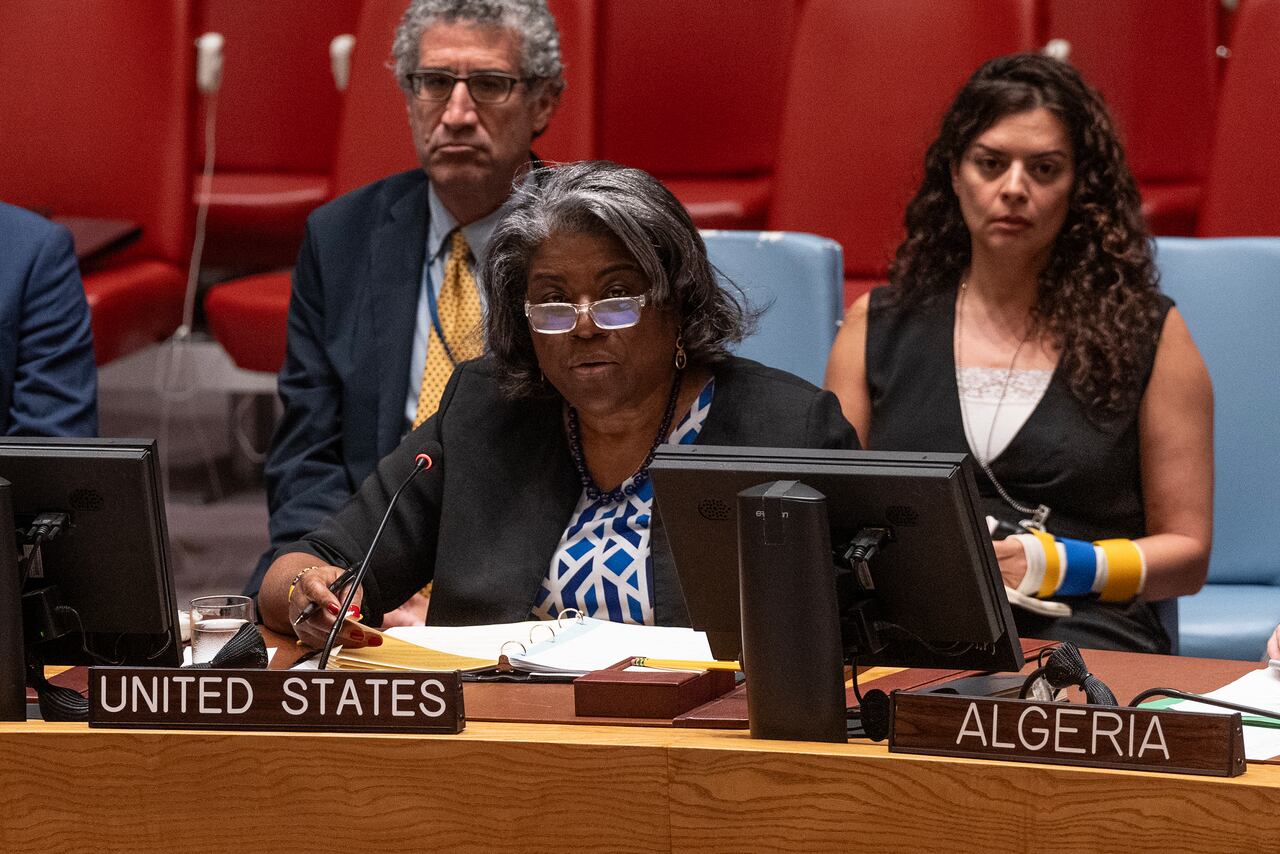 La Embajadora Linda Thomas-Greenfield de los Estados Unidos habla durante la reunión de emergencia del Consejo de Seguridad en la Sede de la ONU.