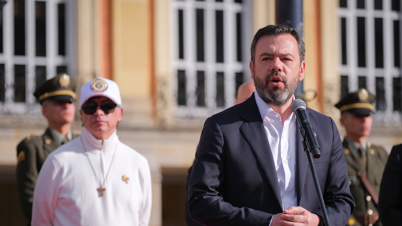 De izquierda a derecha: Gustavo Petro, expresidente de Colombia, y Carlos Fernando Galán, alcalde de Bogotá, el 21 de junio de 2026 en la Plaza de Bolívar, en la capital del país