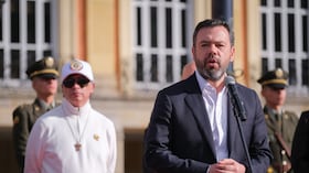 De izquierda a derecha: Gustavo Petro, expresidente de Colombia, y Carlos Fernando Galán, alcalde de Bogotá, el 21 de junio de 2026 en la Plaza de Bolívar, en la capital del país